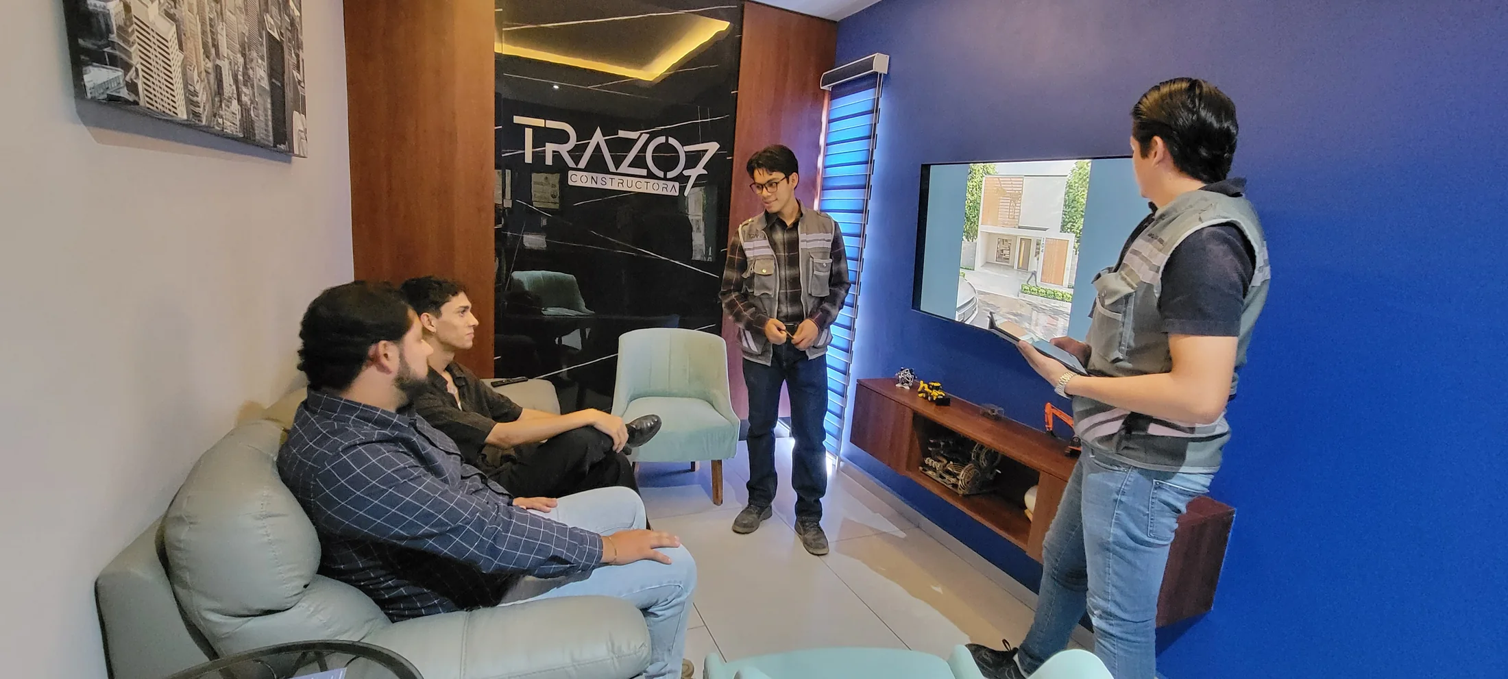 Equipo revisando la presentación de un proyecto